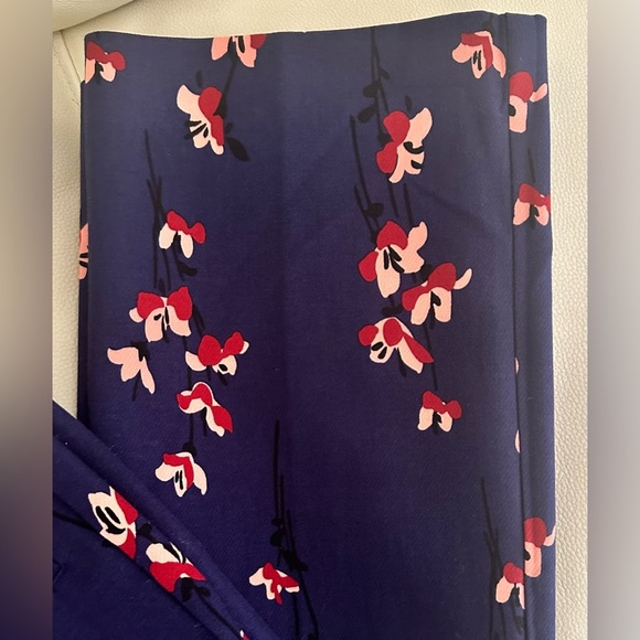 Ann Taylor Loft Floral Pattern Straight Cut Ankle Pants - Size 6 - Picture 3 of 7